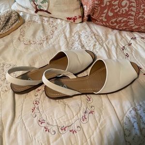 🦋 white vegan leather sling back style sandal